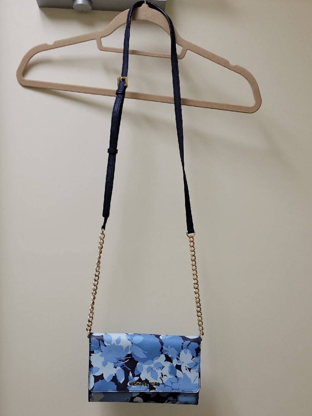Michael Kors Blue Floral Crossbody Wallet with Gold Chain - Picture 2 of 8